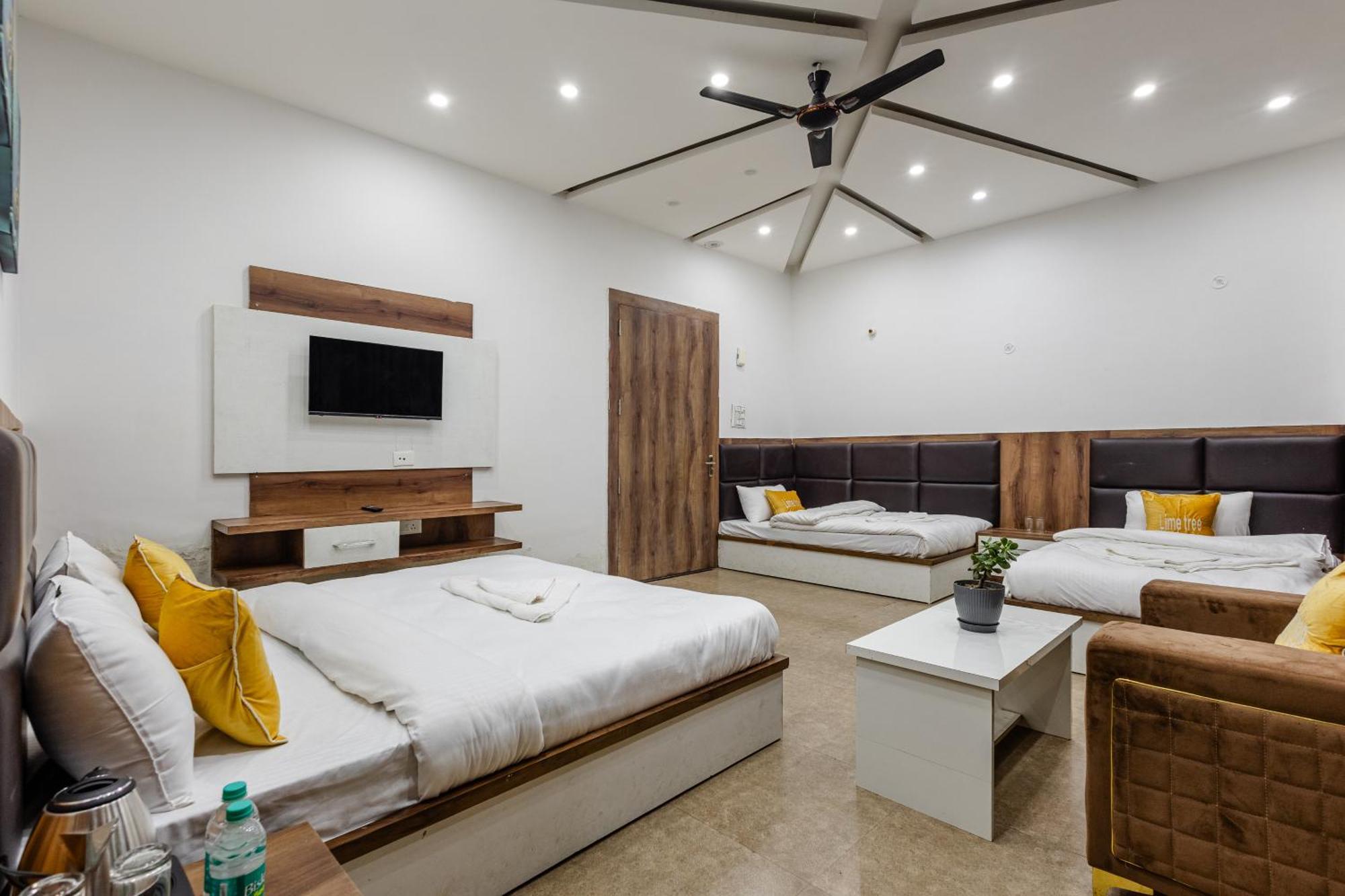 Lime Tree Hotel And Banquet Vrindāvan Extérieur photo